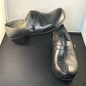 Dansko "Solstice" Black Leather Side Button Closed Back Clogs Sz.10.5 US/41 EU‎